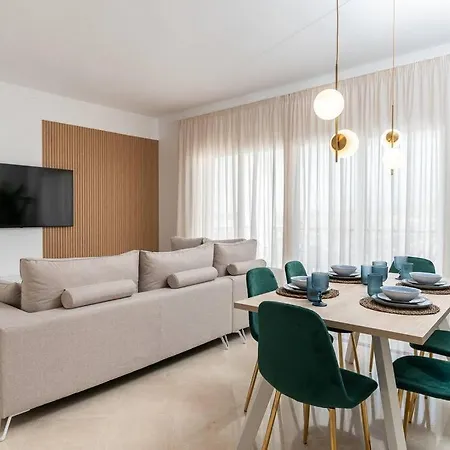 Stunning Apartment-7 People-6 Pools.402