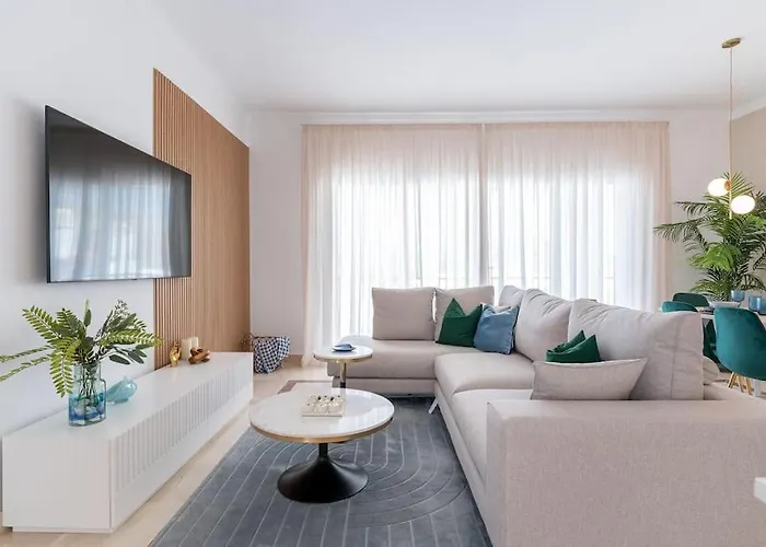 Stunning Apartment-7 People-6 Pools.402 * Естепона